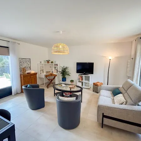 Joli T2 Avec Terrasse A Apartment Bandol