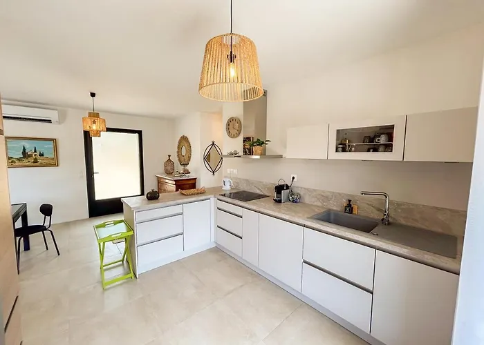 Joli T2 Avec Terrasse A Daire Bandol