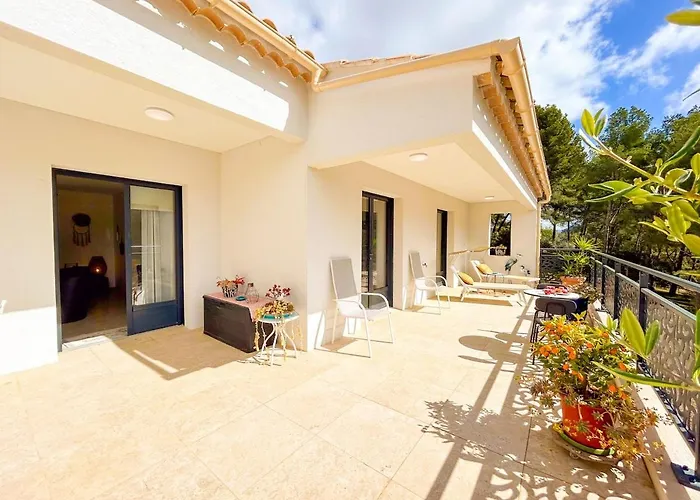 Joli T2 Avec Terrasse A Daire Bandol